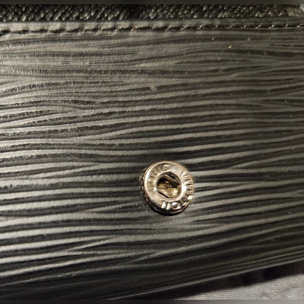LOUIS VUITTON - PRISTINE LV EPI KEY CASE - Picture 16 of 16
